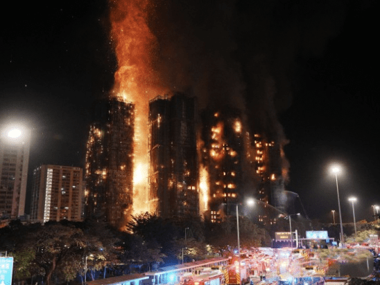 大埔宏福苑五級火後,區內道路一度大規模封閉,影響多條巴士路線 大埔宏福苑五級火後,區內道路一度大規模封閉,影響多條巴士路線