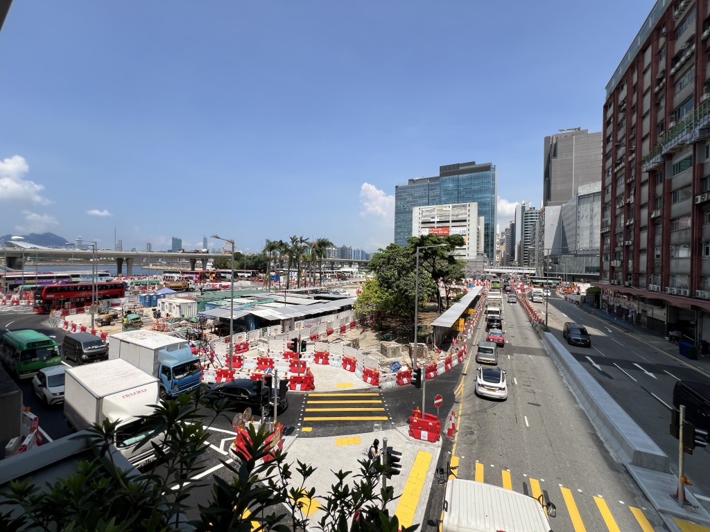 大塞車後,運輸署即時開放觀塘碼頭巴士總站往偉業街(九龍灣方向)的應急臨時出口 大塞車後,運輸署即時開放觀塘碼頭巴士總站往偉業街(九龍灣方向)的應急臨時出口