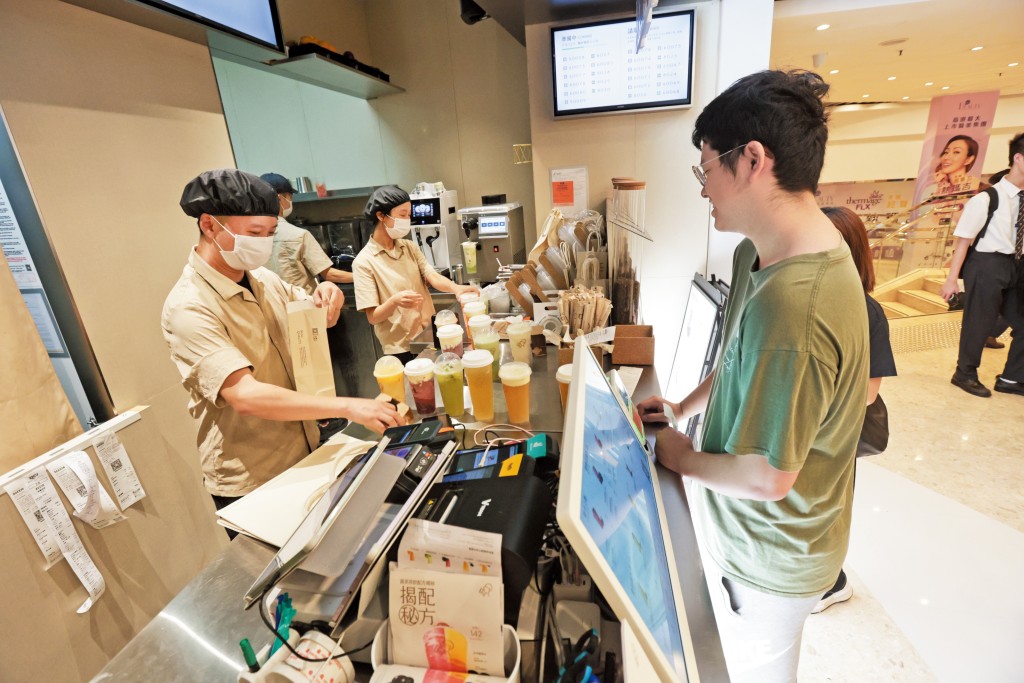 內地新式茶飲品牌喜茶、奈雪等接連攻港開店，靠產品推陳出新、強大供應鏈和極高性價比攻城掠地，貢茶等台灣茶企優勢不再，增長停滯不前。