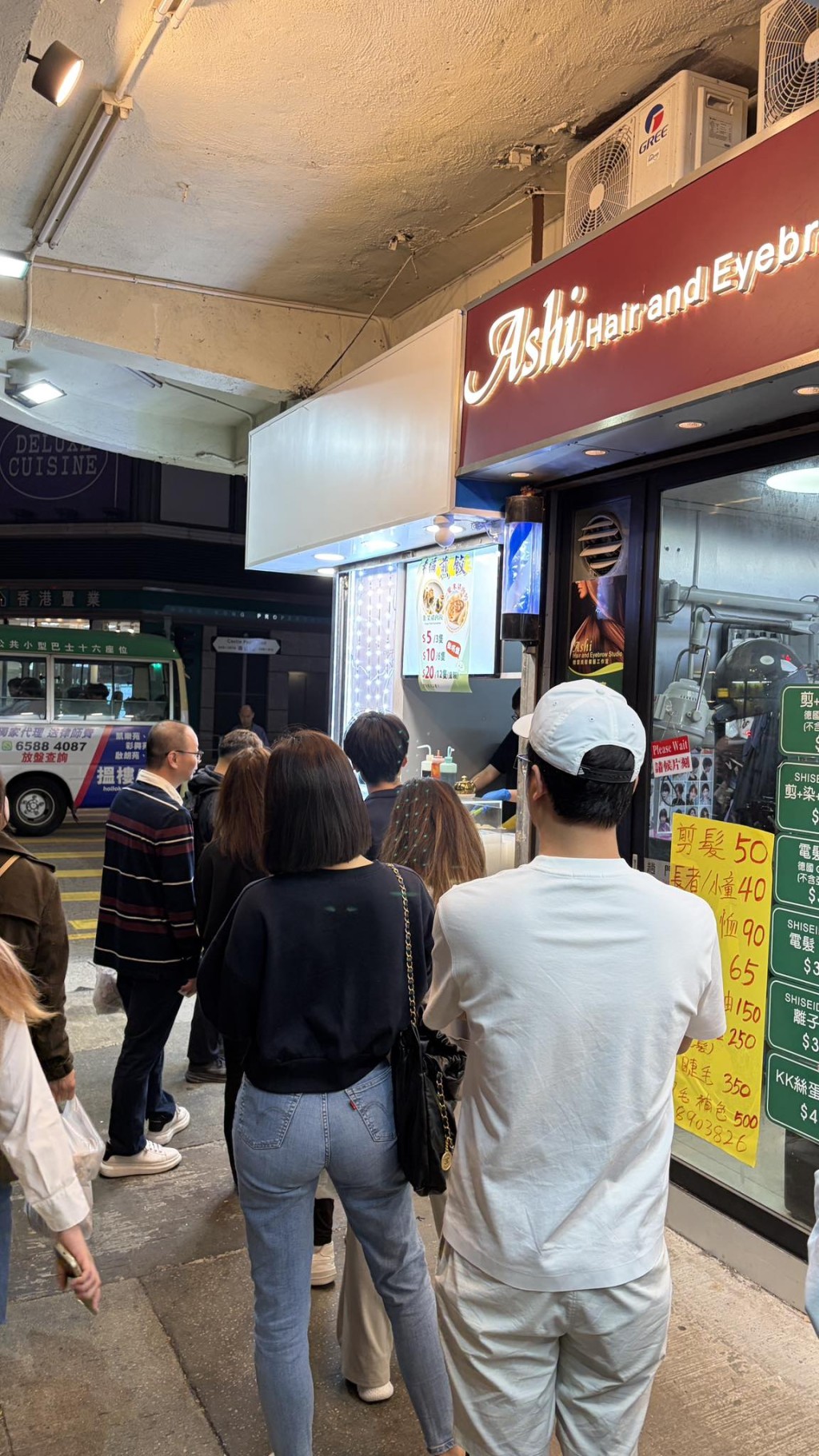 平價煎餃令店外不時出現人龍，特別晚市時段近10人排隊購買，足見其人氣（長沙灣美食及消費關注組）