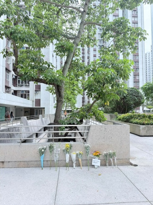 有市民在現場獻花。 有市民在現場獻花。