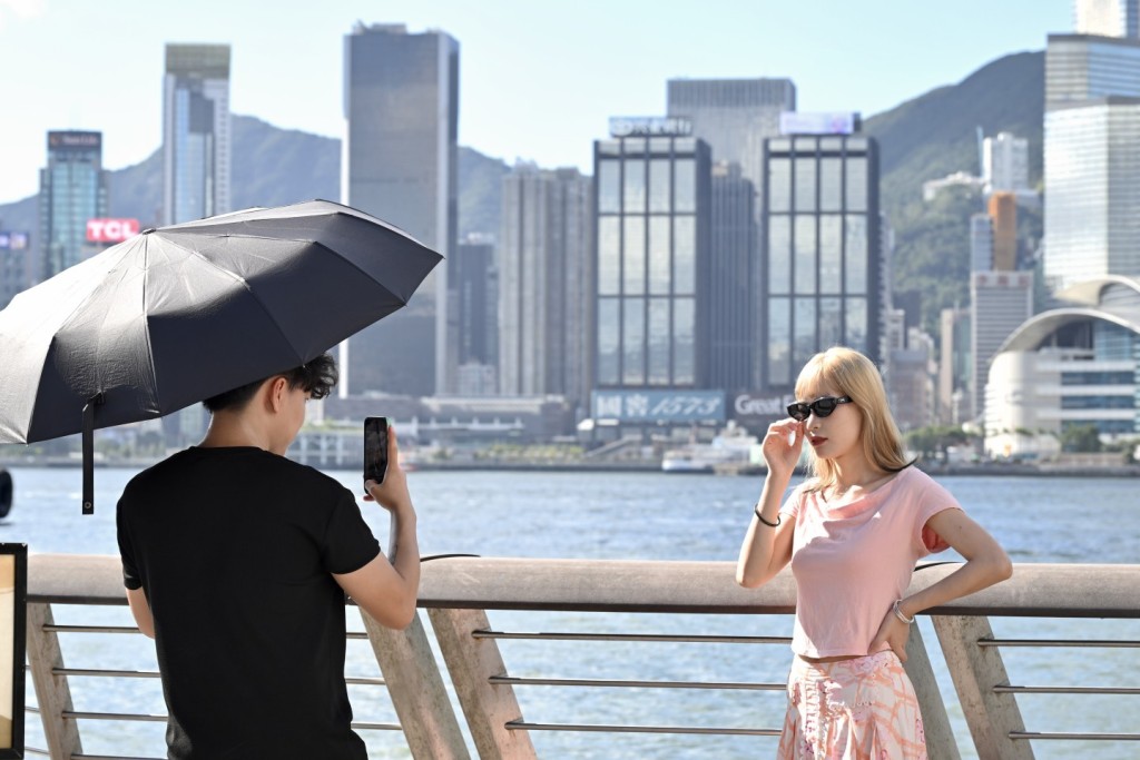 長途客增幅最多，11 月有約37.8萬人次來港，按年大增22%