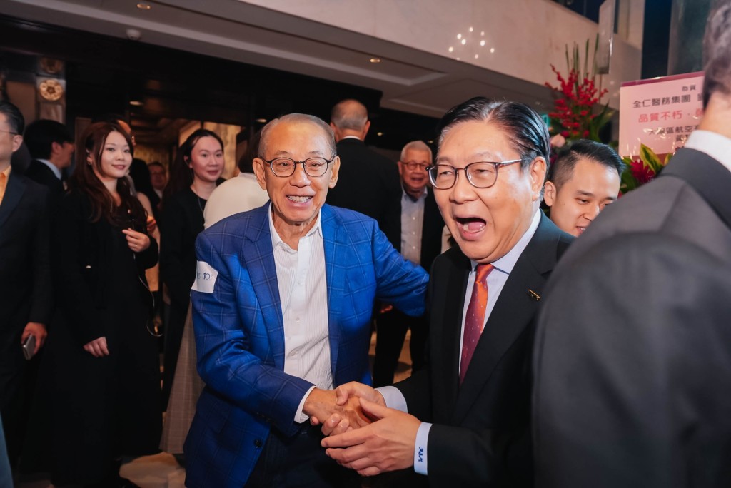 香港貿發局主席馬時亨（右）化身「最佳外父」，於慶典上「滿場飛」，親身接待英皇集團主席楊受成。