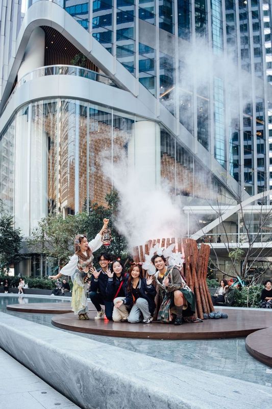 今年「白色聖誕市集」首次將市集範圍由鰂魚涌糖廠街延伸至「太古中央廣場」、「太古公園」，以及毗鄰的海濱社區休憩空間「舍區」。