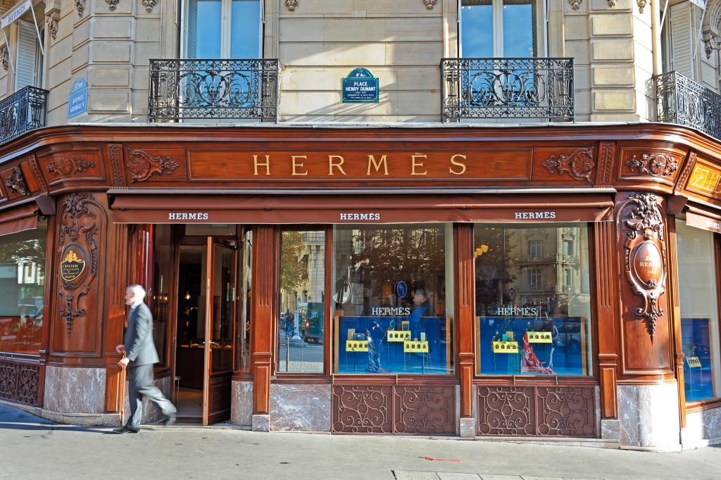 愛馬仕目前由第六代傳人帶領家族成員對抗外來的惡意收購。 愛馬仕目前由第六代傳人帶領家族成員對抗外來的惡意收購。