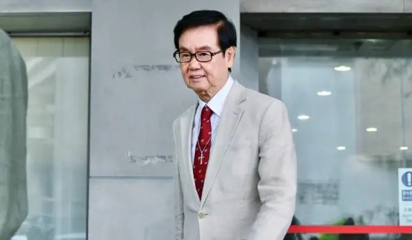 香港知名導演黃百鳴今於西九龍裁判法院主動申請撤銷擔保,獲裁判官批准,即時入獄服刑。 香港知名導演黃百鳴今於西九龍裁判法院主動申請撤銷擔保,獲裁判官批准,即時入獄服刑。