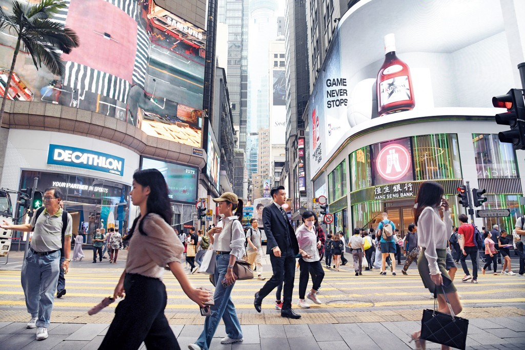 李鎮強期望政府靈活地處理中產階層的需要，包括建議子女攤分父母免稅額。