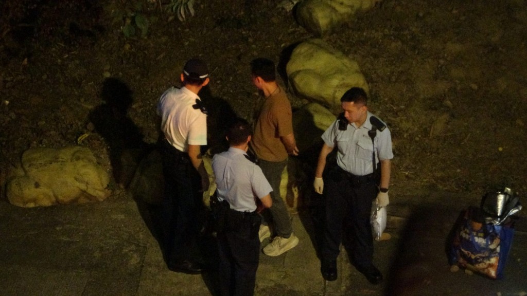 現場路邊遺下一個尼龍袋。蔡楚輝攝