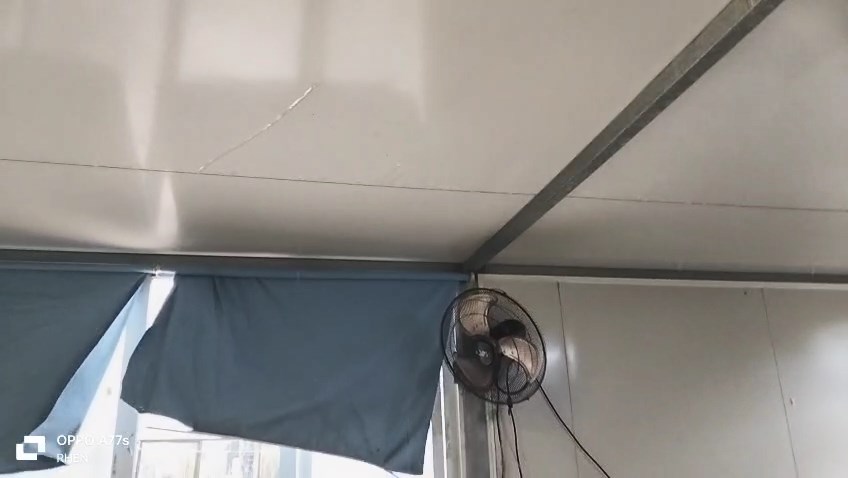 舊倉小石屋因天花板破裂出現漏水，導致出現輕微水浸。