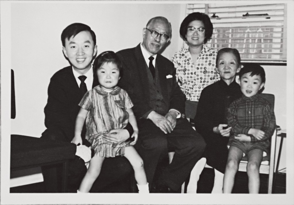 高錕（左一）和太太黃美芸（右三），五十多年前從英國帶同一對子女（左二和右一）回港，探望高錕的親人。