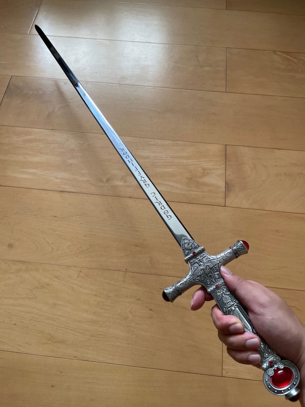 這把寶劍在2023年5月至2024年4月期間共售出超過350把。網上圖片 這把寶劍在2023年5月至2024年4月期間共售出超過350把。網上圖片