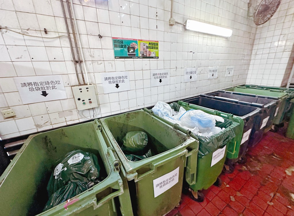 大埔新達廣場參與「先行先試」計劃下，收回的垃圾桶可見，使用徵費膠袋的多數只七成滿，但用普通膠袋的則爆滿。