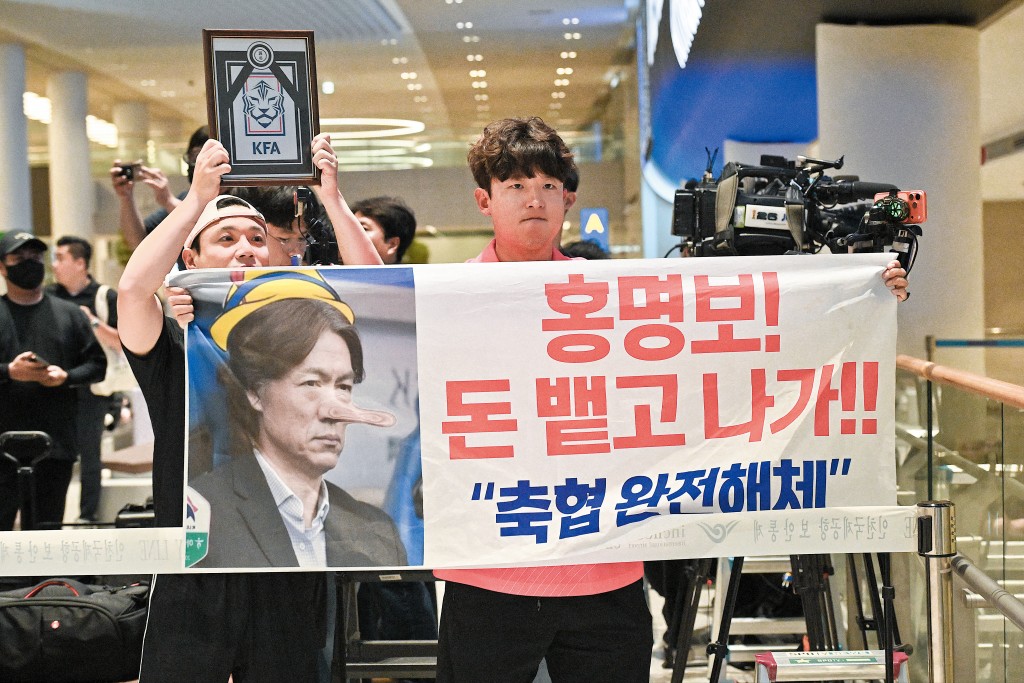 憤怒的球迷將洪明甫的相改圖,變成木偶奇遇記中的「長鼻子」。 憤怒的球迷將洪明甫的相改圖,變成木偶奇遇記中的「長鼻子」。
