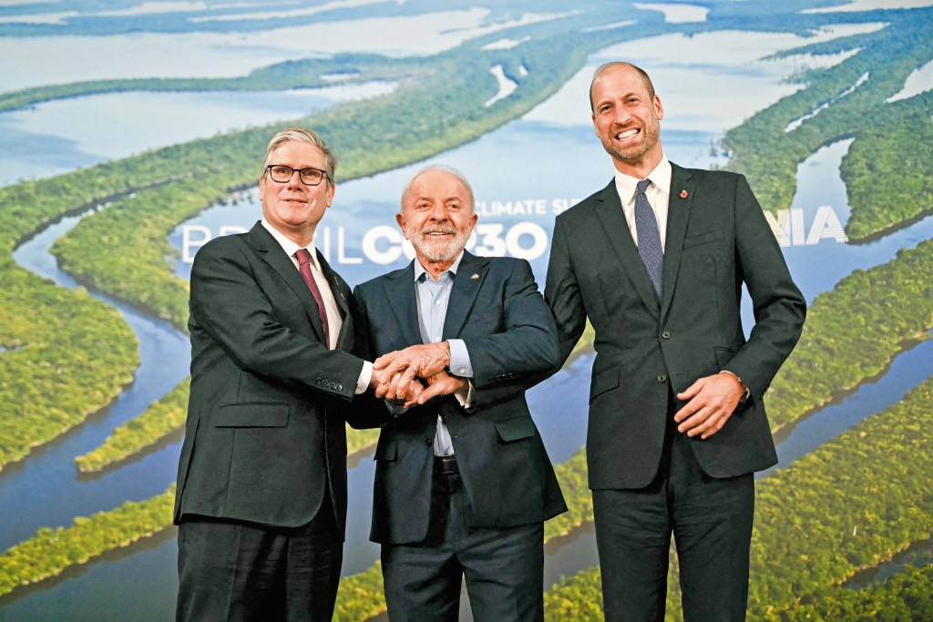 英國皇儲威廉(右)與首相施紀賢(左)到達會場,由東道主巴西總統盧拉(中)迎接。 英國皇儲威廉(右)與首相施紀賢(左)到達會場,由東道主巴西總統盧拉(中)迎接。