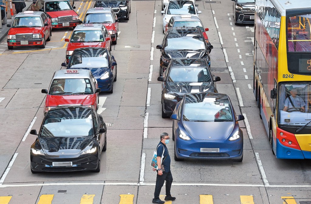 為減少碳排放，政府推動電動車普及化。