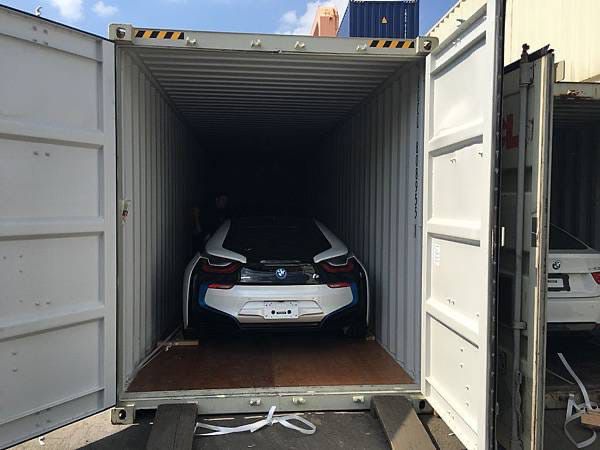 羅少雄指，部分人會將車輛泊入貨櫃內避風。