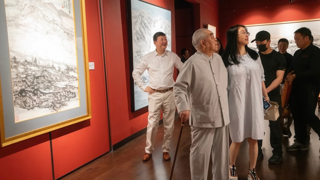 早前范曾在徐萌陪伴下看展覽， 同場其另一繼子范一夫（後左）也在場。