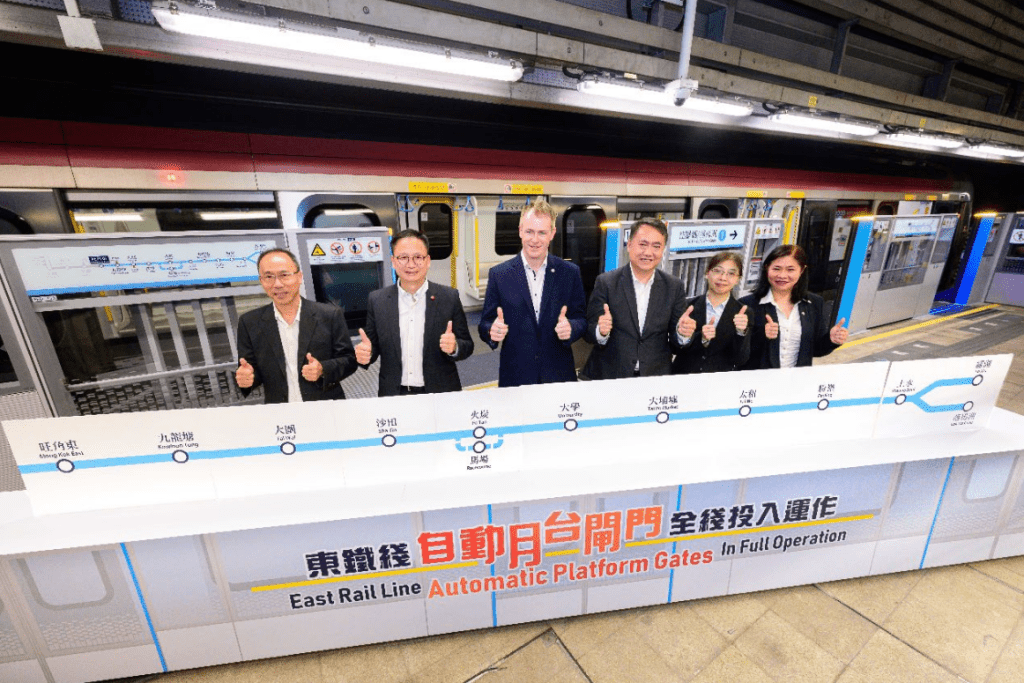 港鐵公司項目及工程拓展總監鄧輝豪（左三）。