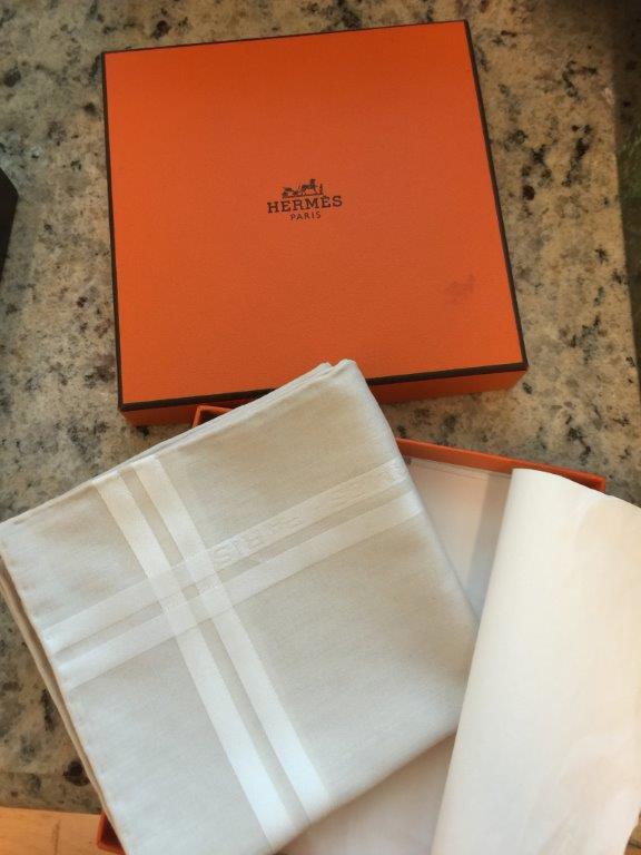 名牌物品亦有被拍賣。圖為Hermès手巾