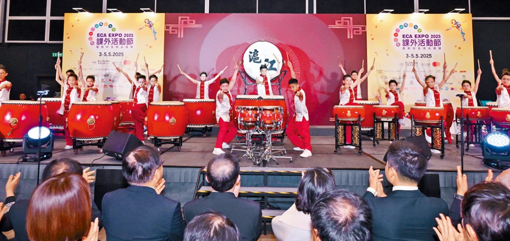 滬江小學鼓樂團表演《星辰》為典禮揭開序幕。氣勢磅礡,餘音繞樑。 滬江小學鼓樂團表演《星辰》為典禮揭開序幕。氣勢磅礡,餘音繞樑。