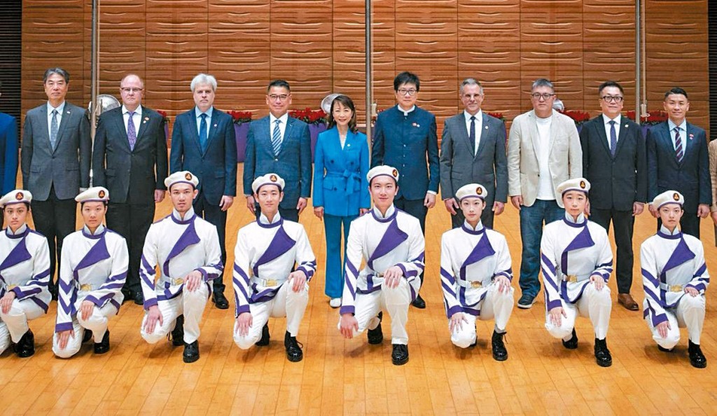 黃汝榮與演藝學院師生一同出席升旗禮。 黃汝榮與演藝學院師生一同出席升旗禮。