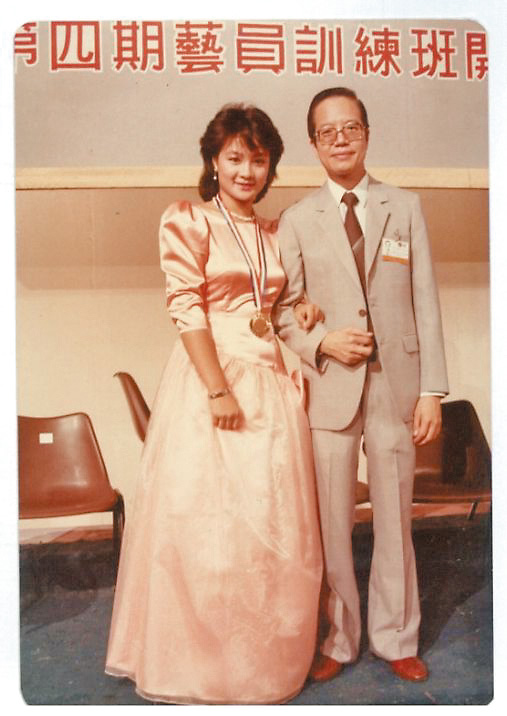 中學後加入亞視藝員訓練班,開展演藝生涯。 中學後加入亞視藝員訓練班,開展演藝生涯。