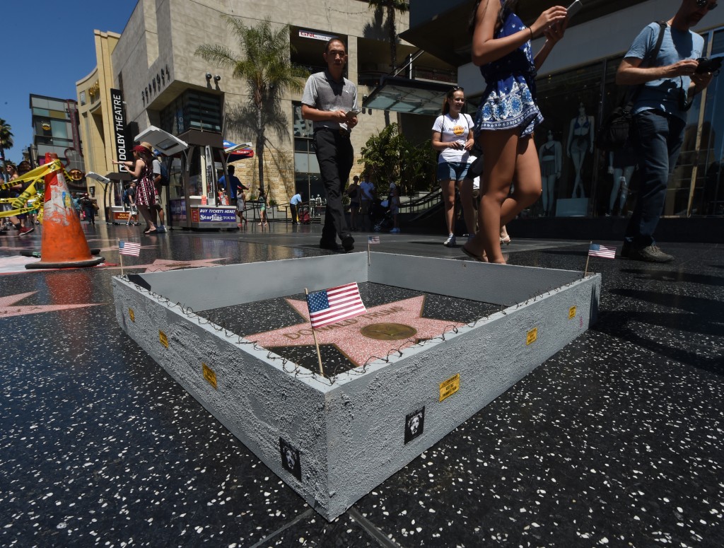 特朗普獲頒星星惹起部分人不滿,其星亦常遭破壞。 特朗普獲頒星星惹起部分人不滿,其星亦常遭破壞。