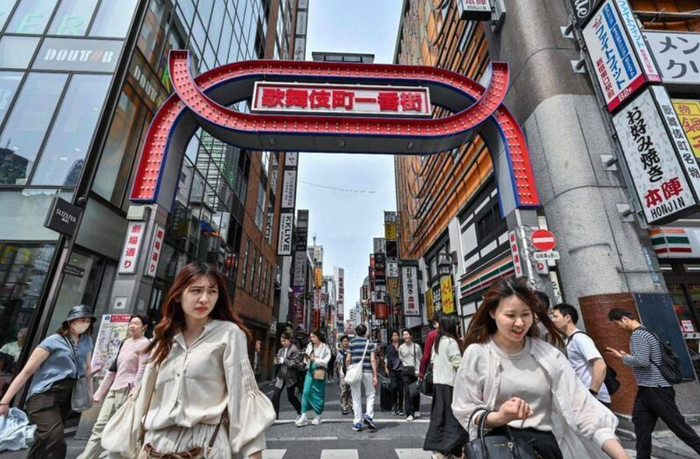 新宿區擬禁止住宅及校園附近設民宿。法新社