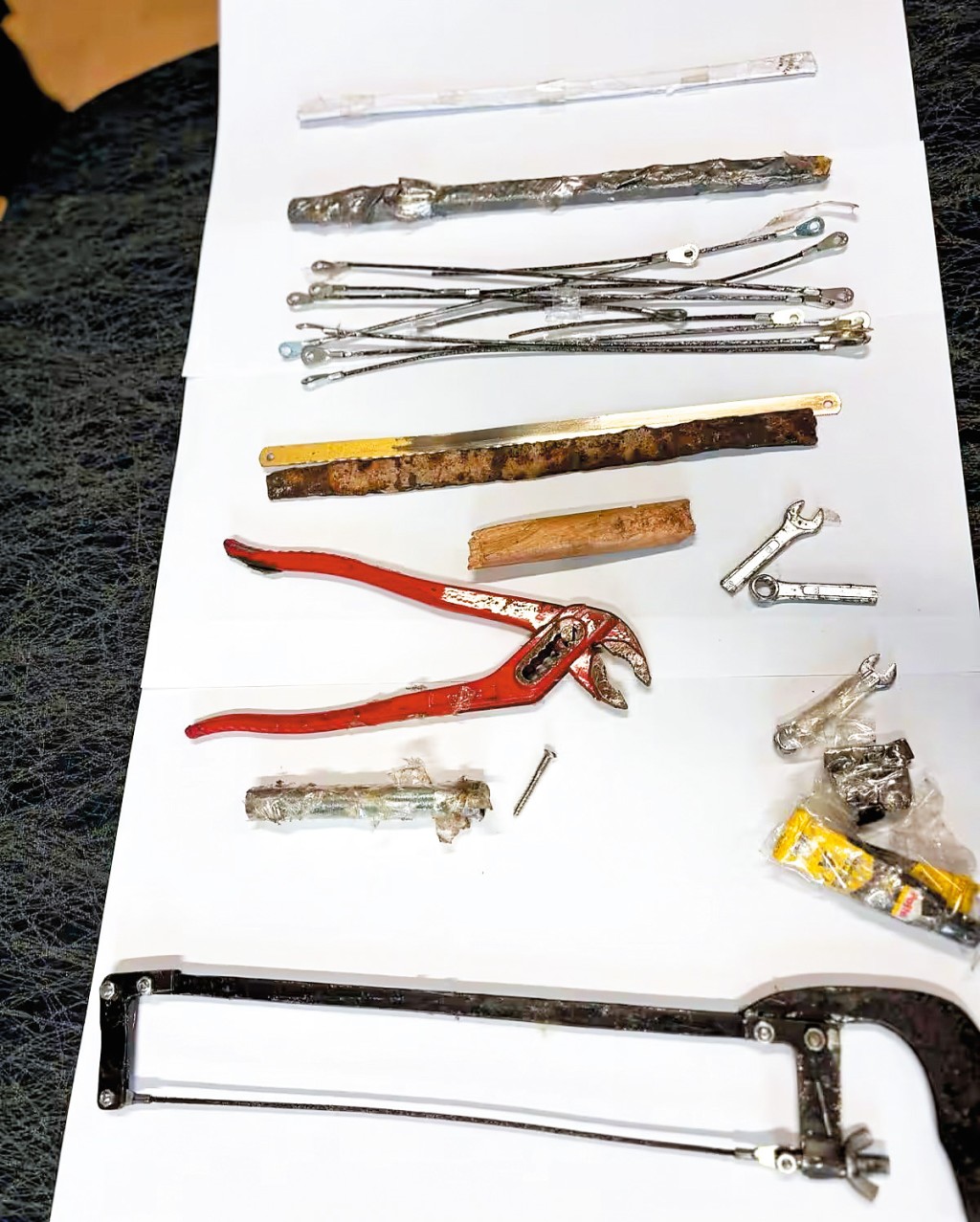 很難想像托馬能夠收藏鋸、鉗等多樣工具,並用來鋸斷牢房窗口的粗鐵枝及鐵絲網。 很難想像托馬能夠收藏鋸、鉗等多樣工具,並用來鋸斷牢房窗口的粗鐵枝及鐵絲網。