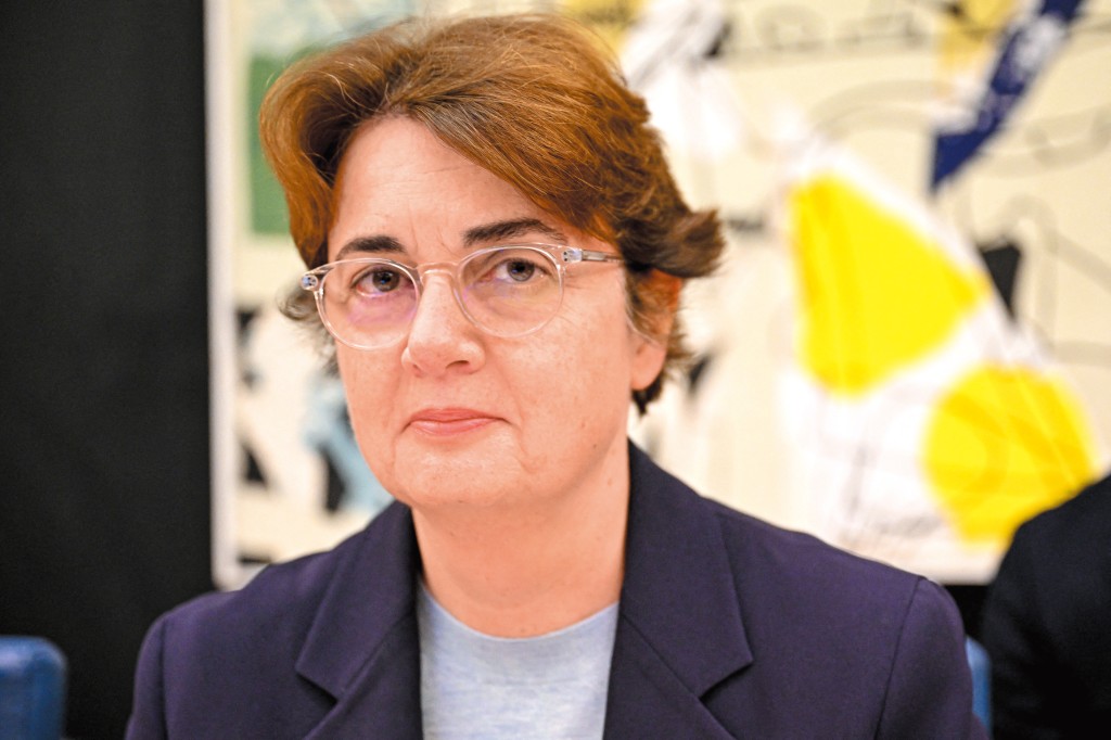 羅浮宮館長德卡爾抵受不住壓力已宣布請辭。