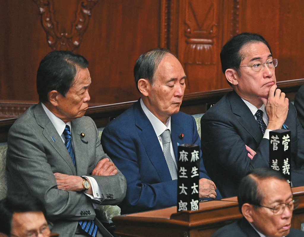 石破茂曾與黨內三名大佬級人馬前首相岸田文雄（右）、菅義偉 （中）和麻生太郎（左）會面，外界有傳三人是要向石破茂逼宮。