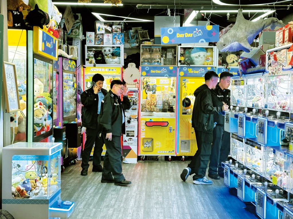 今年初北角一間夾公仔店遭爆竊,被人偷走八個iPad盒,幸全部為空盒。 今年初北角一間夾公仔店遭爆竊,被人偷走八個iPad盒,幸全部為空盒。