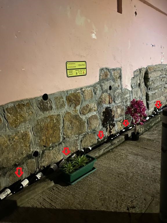 舊吉昌街的渠道放滿酒瓶。 受訪者提供 舊吉昌街的渠道放滿酒瓶。 受訪者提供