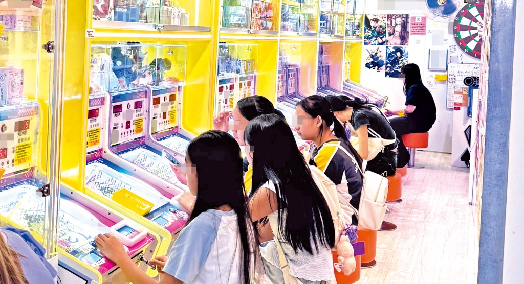 彈珠機店熱潮持續，有彈珠機店在假日中午擠滿青少年。