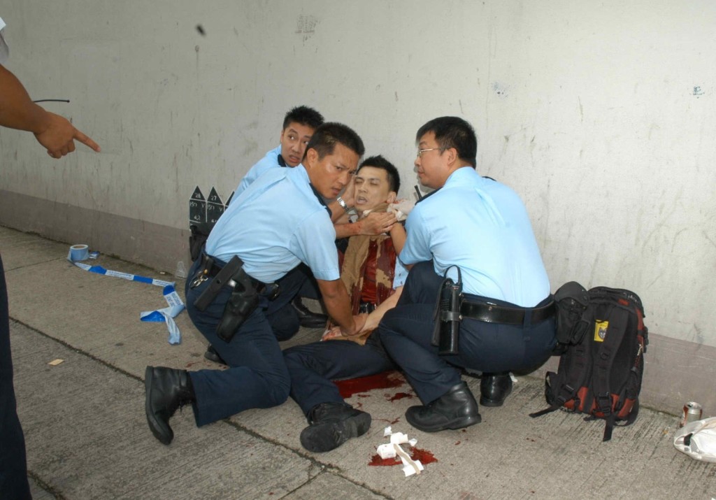 警員朱振國2005年執勤期間遭持刀青年割傷頸部，雖然負傷追捕約50米，最終因大量失血倒下，腦部嚴重缺氧，從此全身癱瘓，失去言語及自理能力。 