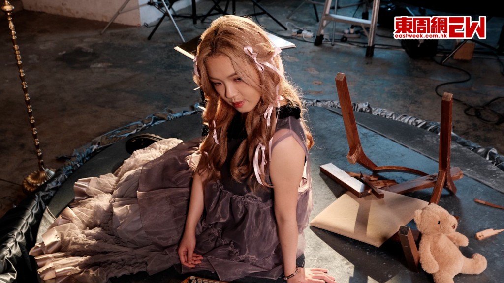 樂壇唱作女新人黃健怡Winky 自創系列終章《空空避世學》面世 8.30舉行迷你音樂會