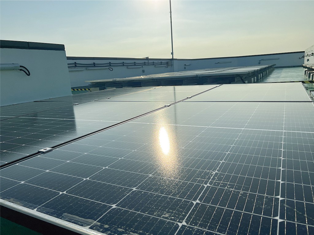 啟勝積極在旗下管理物業推行節能減碳排放措施，包括在全港最高建築物ICC天台安裝太陽能發電系統。