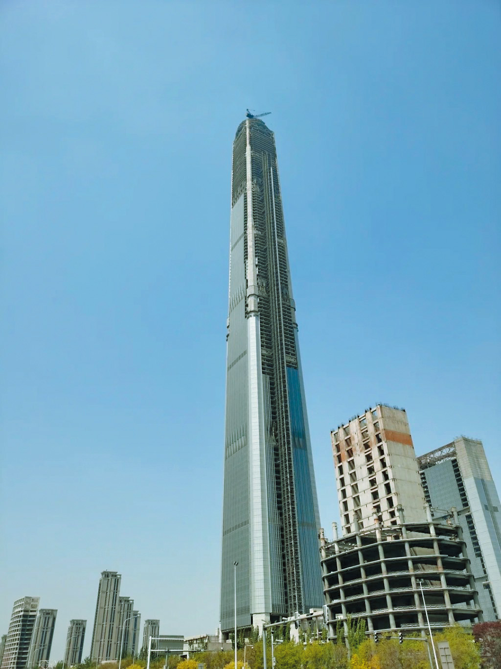 內地眾多廢棄建築中,位於天津的「117大廈」絕對是其中之一的經典。 內地眾多廢棄建築中,位於天津的「117大廈」絕對是其中之一的經典。