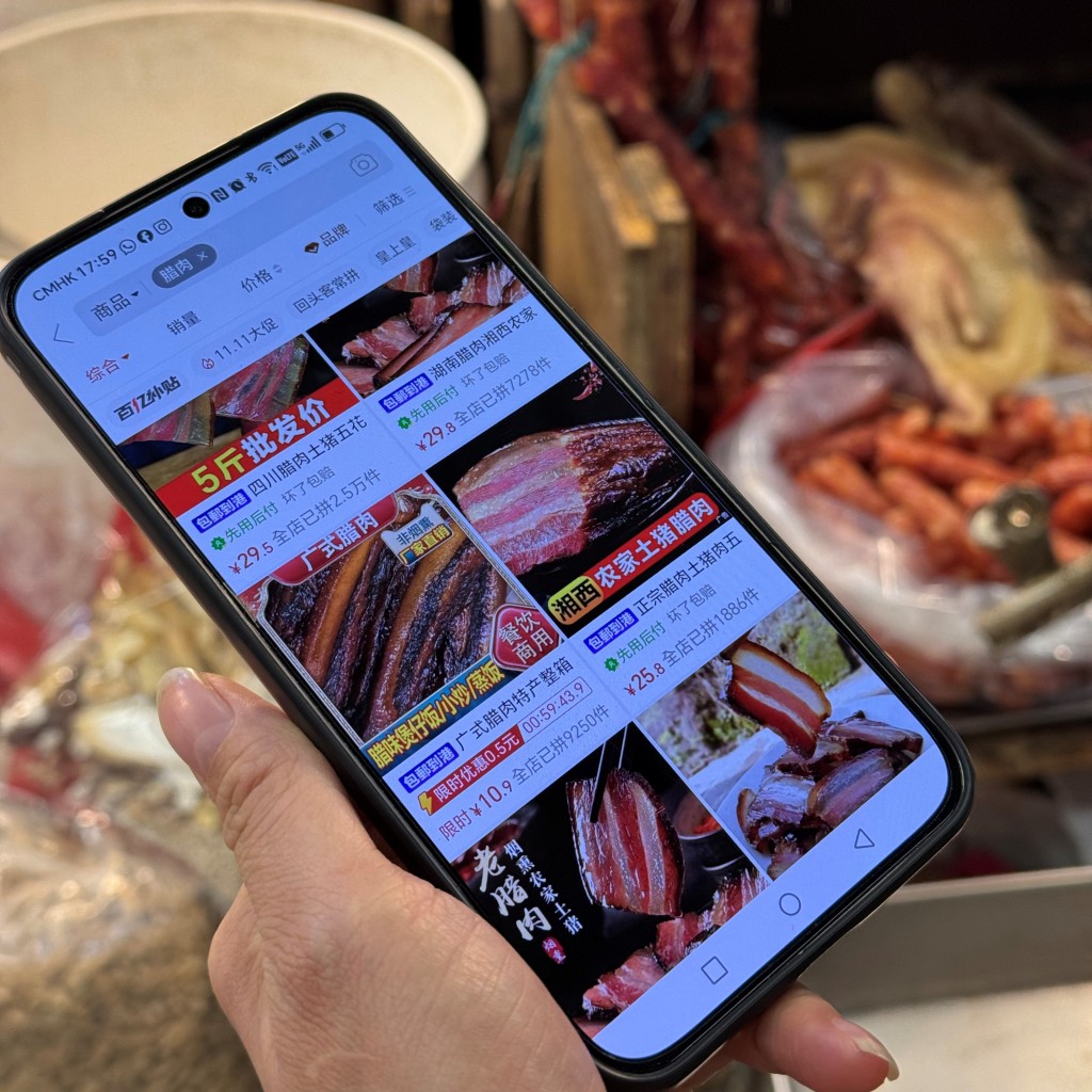 保安道街市售賣雜貨的吳太展示網購平台所售的臘肉,指售價低至「離譜」程度,質疑不是新鮮豬肉製成 保安道街市售賣雜貨的吳太展示網購平台所售的臘肉,指售價低至「離譜」程度,質疑不是新鮮豬肉製成