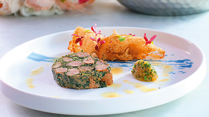 羊柳配薄荷果凍 午餐前菜/A 細滑的羊柳肉加新鮮薄荷葉製成果凍,以青瓜及蘋果醬伴吃,濃郁美味。 羊柳配薄荷果凍 午餐前菜/A 細滑的羊柳肉加新鮮薄荷葉製成果凍,以青瓜及蘋果醬伴吃,濃郁美味。