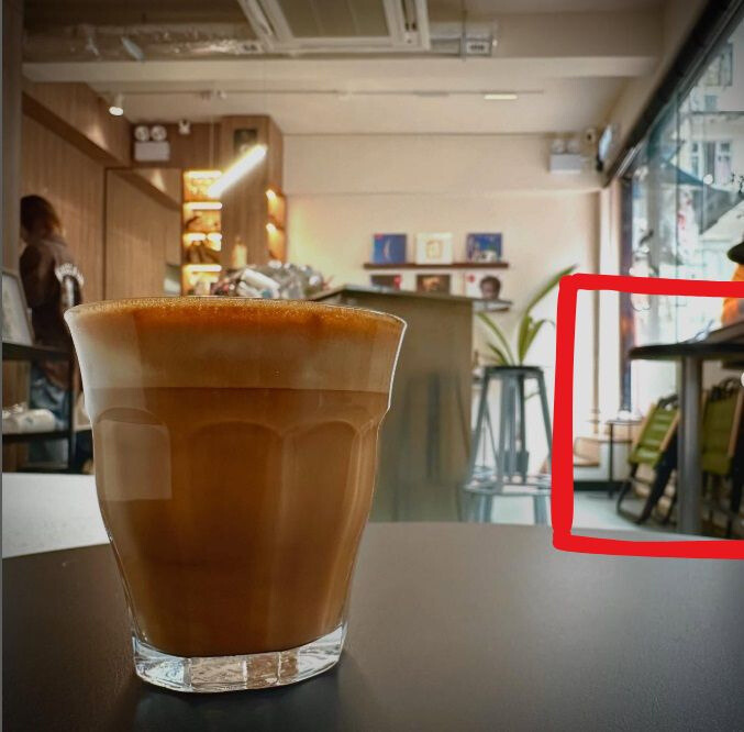 有店家稱不提供座椅,惟店內卻放置戶外使用的露營椅(紅框)。 Threads截圖 有店家稱不提供座椅,惟店內卻放置戶外使用的露營椅(紅框)。 Threads截圖