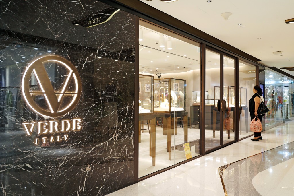 珠寶品牌Verde Jewellery在本港首間門店於去年十一月正式開業，店舖設於利園商場二期一樓。