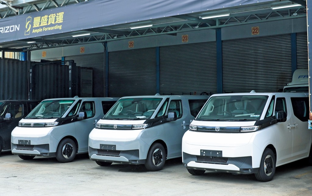 豐盛汽車集團獨家代理的純電動輕型貨車、七人車等,價錢同樣大眾化。 豐盛汽車集團獨家代理的純電動輕型貨車、七人車等,價錢同樣大眾化。