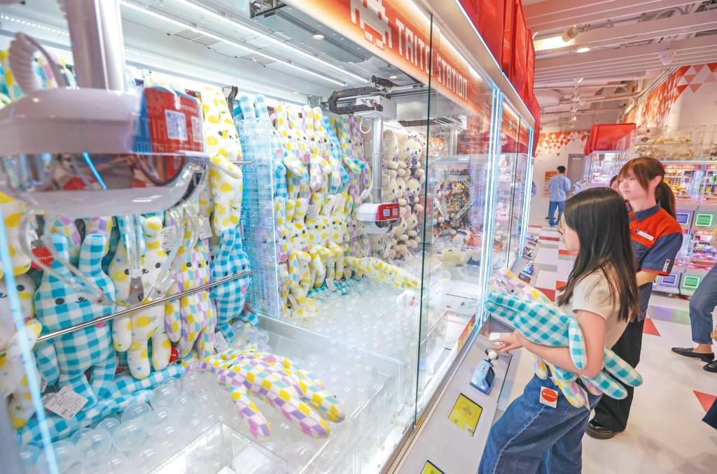 現時本港有逾二千間夾公仔店，消委會促請夾公仔機營運商應加強透明度，清楚列明玩法、機制及中獎條件等。
