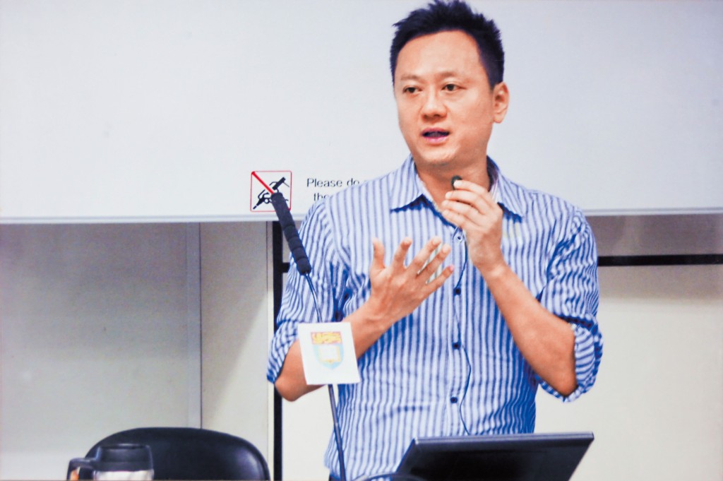 江紹祺在港大任教初期時攝。多年來從事同志和性別研究,他感到最困難是不少人認為這些議題不是主流,覺得事不關己或是傷風敗德。 江紹祺在港大任教初期時攝。多年來從事同志和性別研究,他感到最困難是不少人認為這些議題不是主流,覺得事不關己或是傷風敗德。