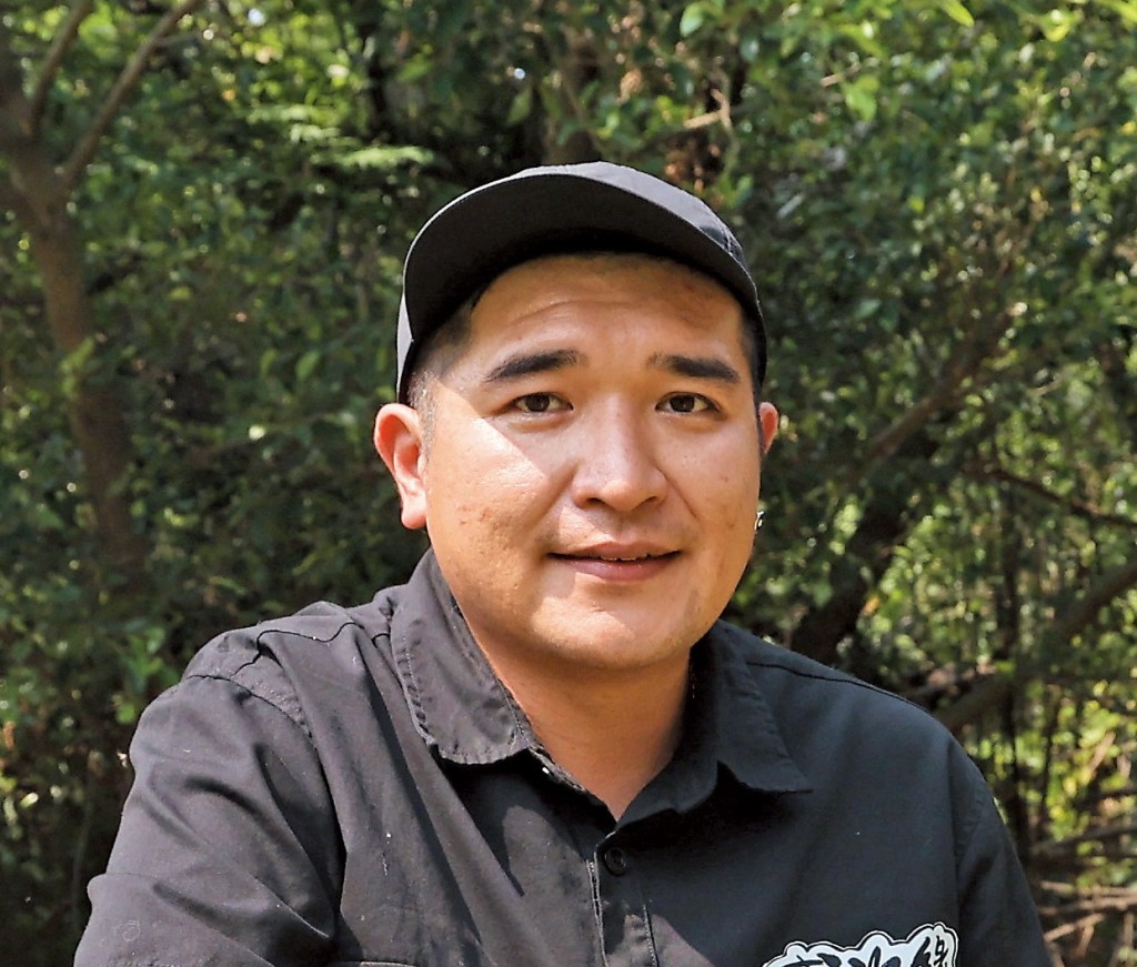 資深馴犬師Edward表示，香港沒有統一的專業認可架構，馴犬師的資歷或會參差。