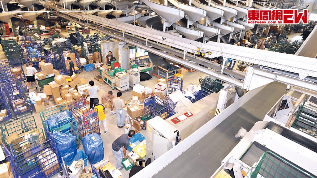 香港郵政每年度處理近七億件郵件，並以本地郵件佔多。