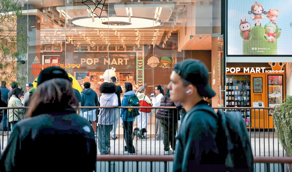 LABUBU賣點並非「療癒」,而是讓年輕人展現個性和品味,早前在美國商場開售引發排隊搶購潮。 LABUBU賣點並非「療癒」,而是讓年輕人展現個性和品味,早前在美國商場開售引發排隊搶購潮。