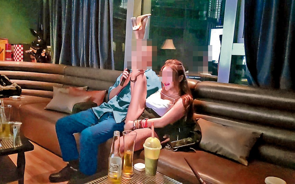 女郎陪酒期間突然張開雙腿兼抬高右腳，落力娛賓。