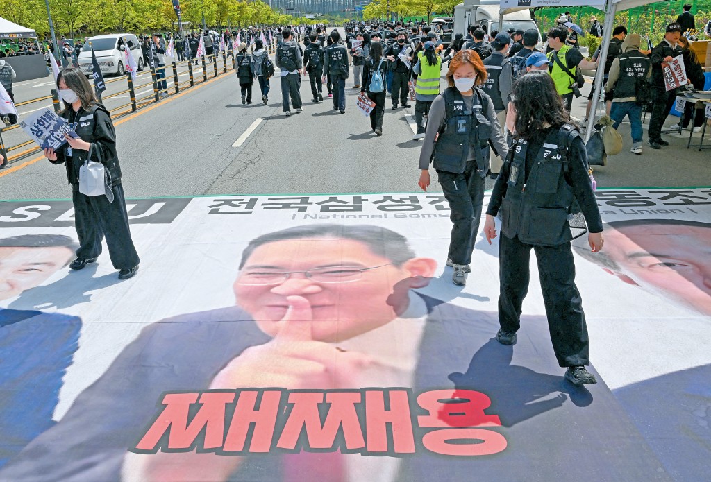 員工不滿未能分享AI利潤,將三星電子會長李在鎔的照片放在地上踐踏。 員工不滿未能分享AI利潤,將三星電子會長李在鎔的照片放在地上踐踏。